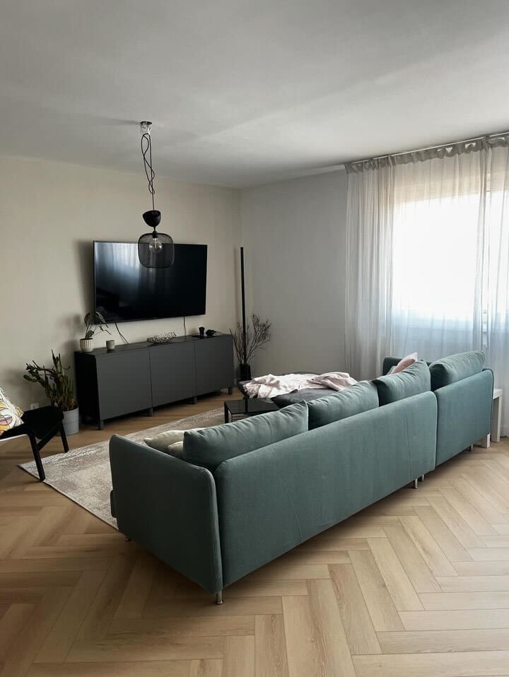 Moderan dnevni boravak sa parketom u uzorku riblje kosti