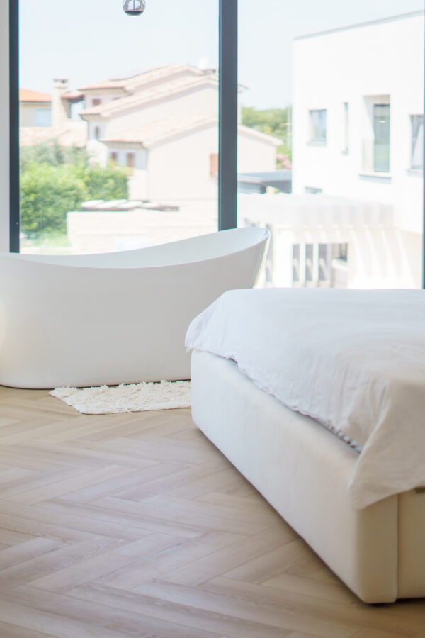 Villa Olea Vista - vinil v vzorcu ribje kosti v počitniškem objektu