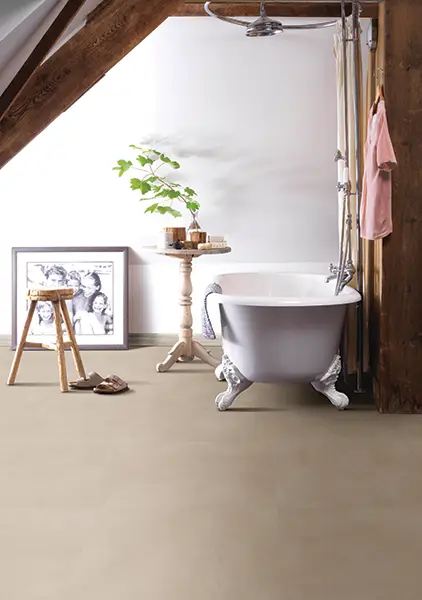 Stilska kopalnica s protidrsno talno oblogo, idealno za vlažno okolje