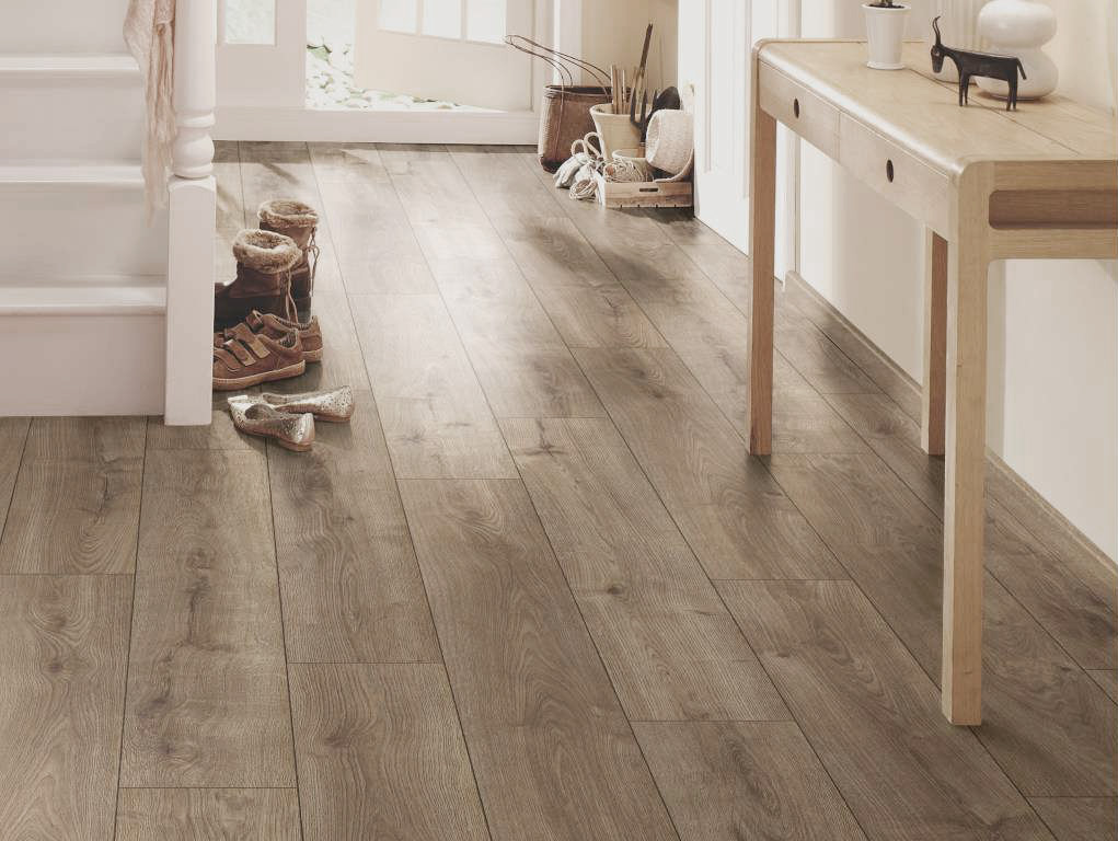 Hodnik z laminatom, položenim s klik sistemom za hitro in enostavno montažo