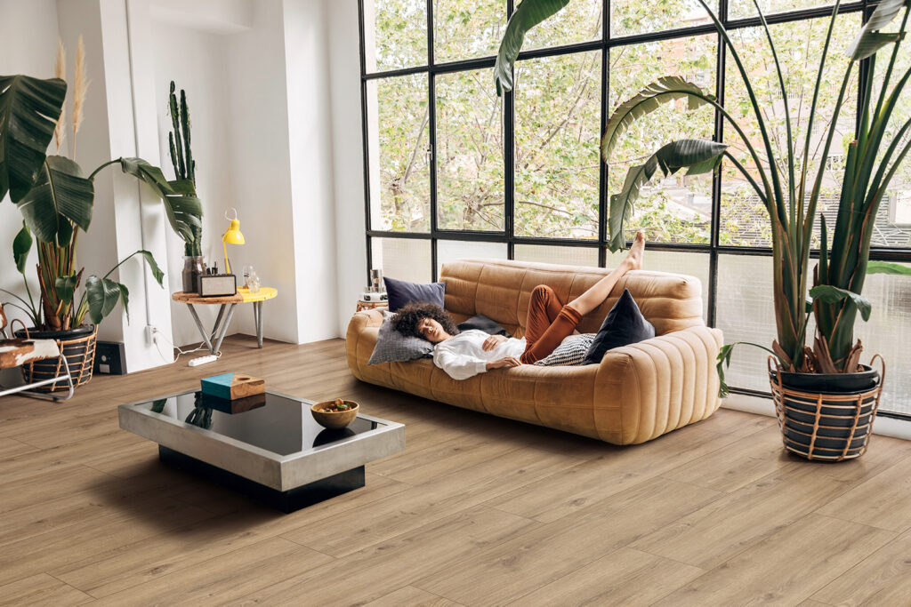 Svetla dnevna soba z laminatom razreda 32, idealnim za domačo uporabo