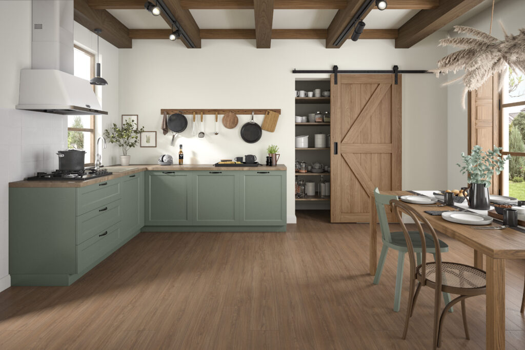 Kuhinja z elegantnim laminatom v imitaciji lesa, ki prostoru daje topel videz