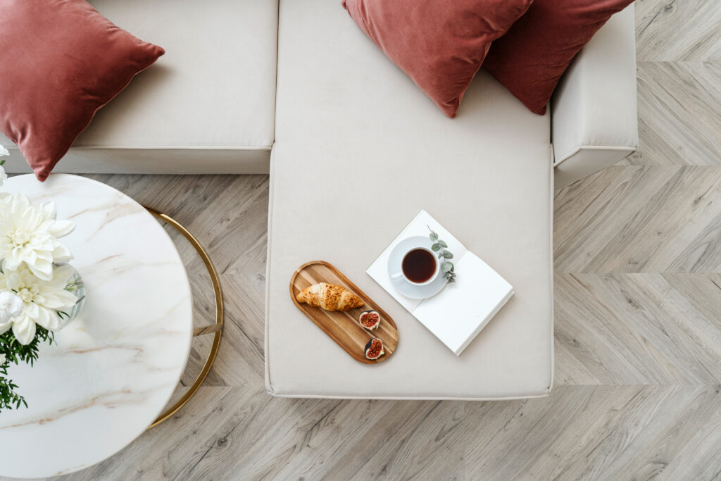 Lepo vzdrževan laminat, ki ohranja svoj naraven videz in tovarniški zaščitni sloj.