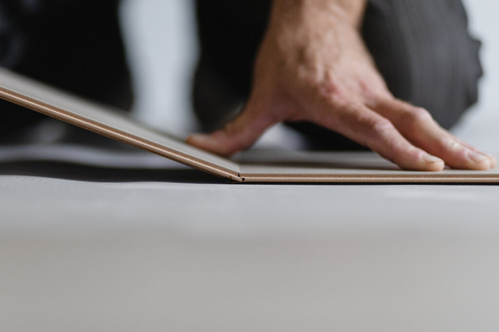 Polaganje laminata, primernega za uporabo nad talnim gretjem