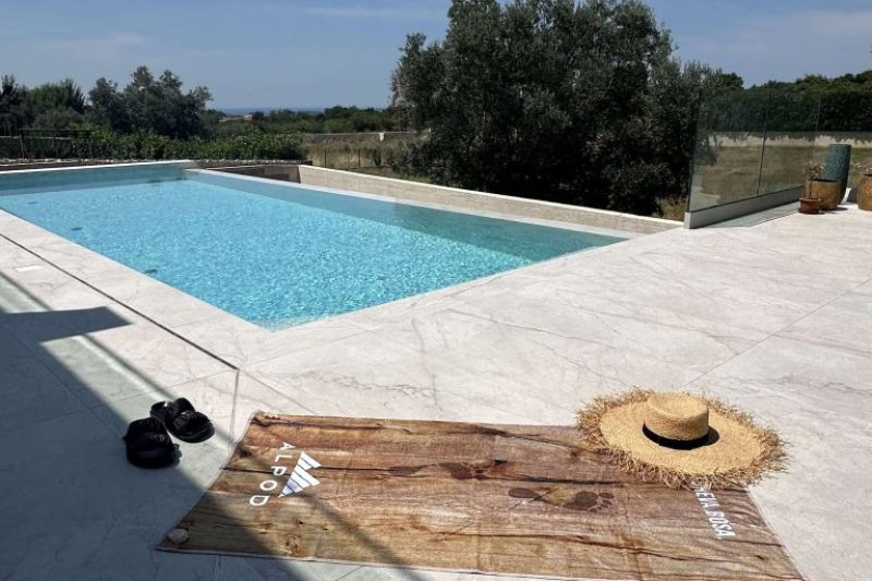Zunanji bazen z vinil SPC teraso ob Villa Olea Vista